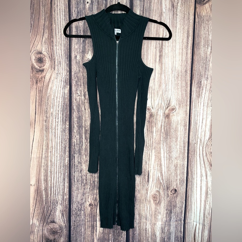 Stretchy sweater dress with zipper and shoulder cut out
